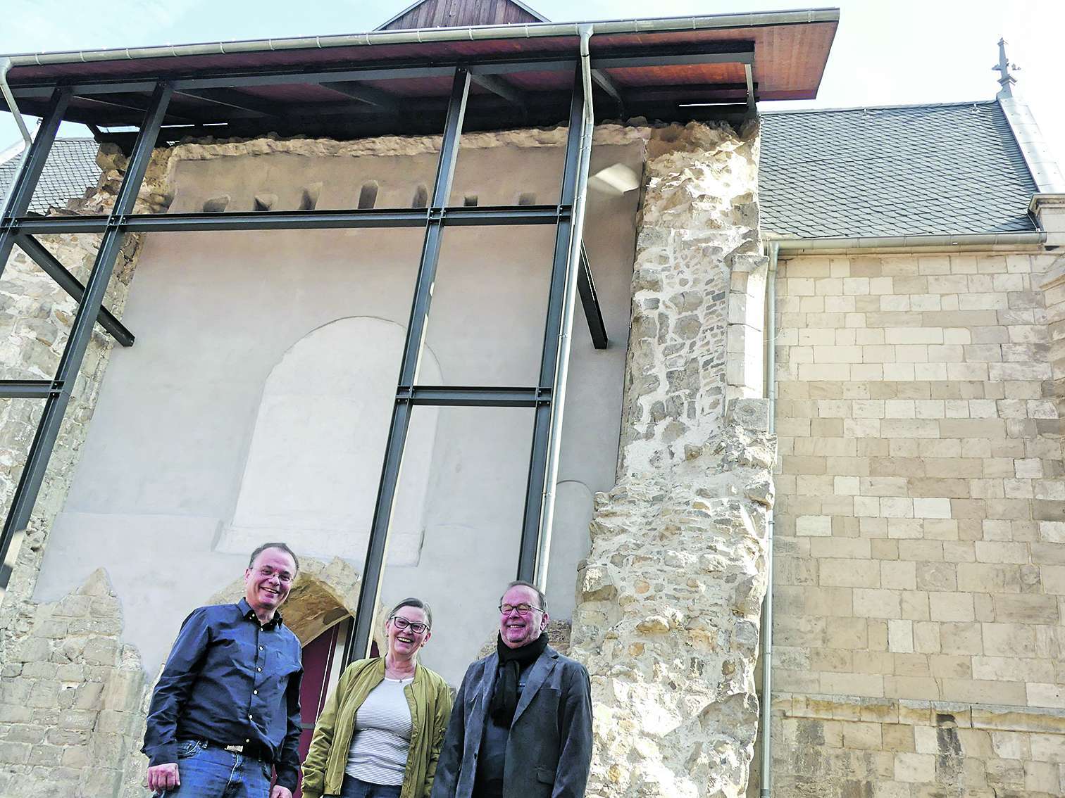 Offene Wunde: Pfarrer Jochen Lenz (v. l.), Petra Schröder und Martin Bischoff wollen den Kirchtum wieder aufbauen. Unter seinem Dach sollen Christen und Konfessionslose zusammenkommen.