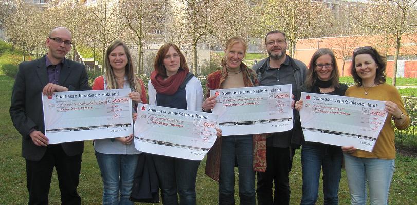 Große Freude: Andreas Hesse (v. r.), Geschäftsführer Aktion "Kinder Urlaub schenken", Melanie Strohm, HivO e.V., Sophie Voss, Telefonseelsorge Ostthüringen, Friederike Costa, stellvert. Superintendentin, Ralf Kleist, Kulturkirche Löbstedt, Franka Maubach und Sabine Djimakong vom Verein Thüringer Flüchtlingspaten