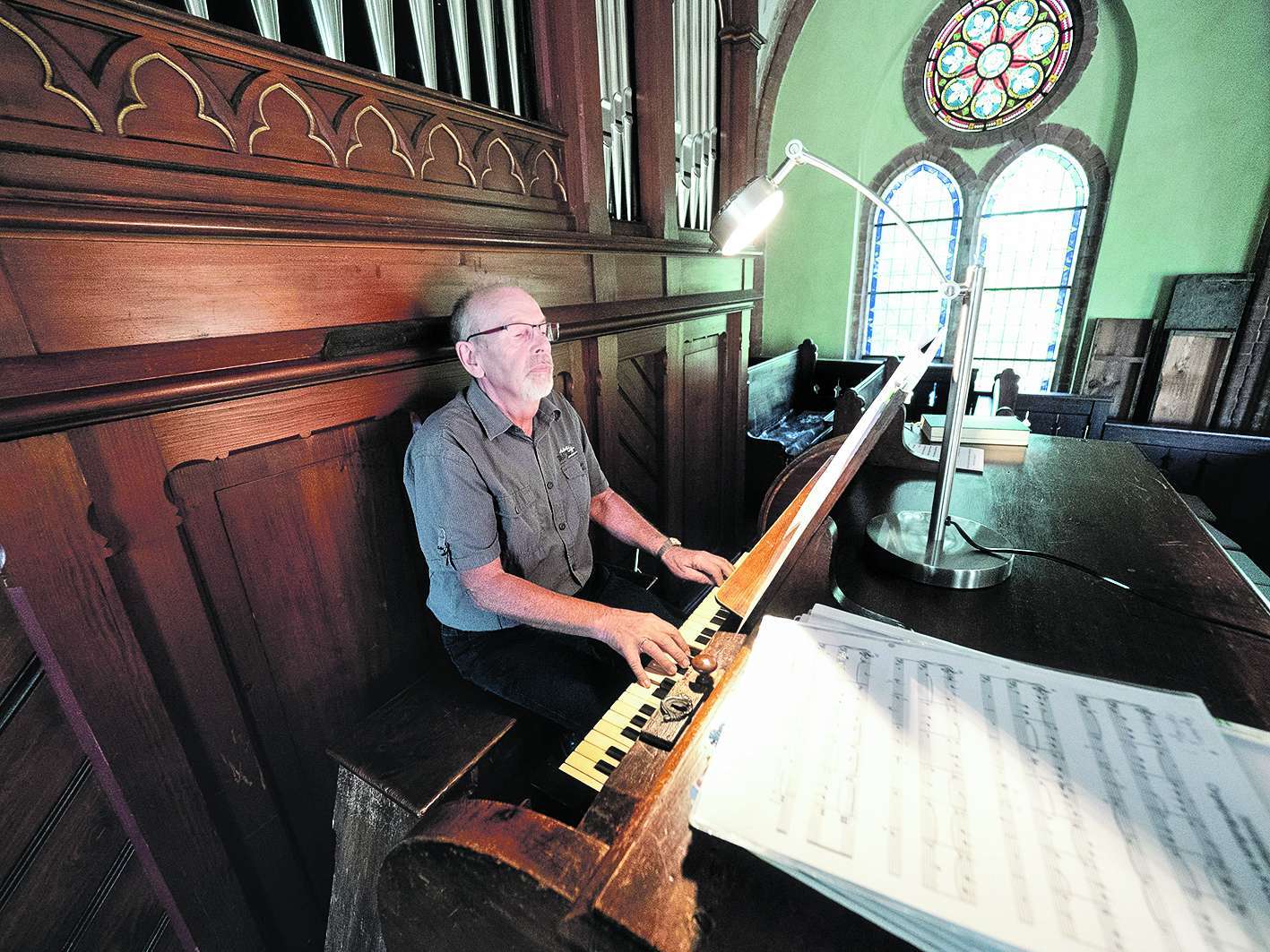 Organist im Nebenberuf: Diplomingenieur Eckhard Baum spielt seit 2011 zu den Gottesdiensten im Pfarrbereich Bitterfeld und Umgebung.