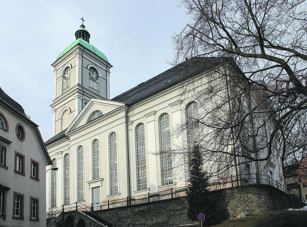 Das Glockenspiel unter dem Turm-
kreuz der Lößnitzer St. Johanniskirche wurde 1939 geweiht und sollte den Ruhm der NS-Zeit verkünden.