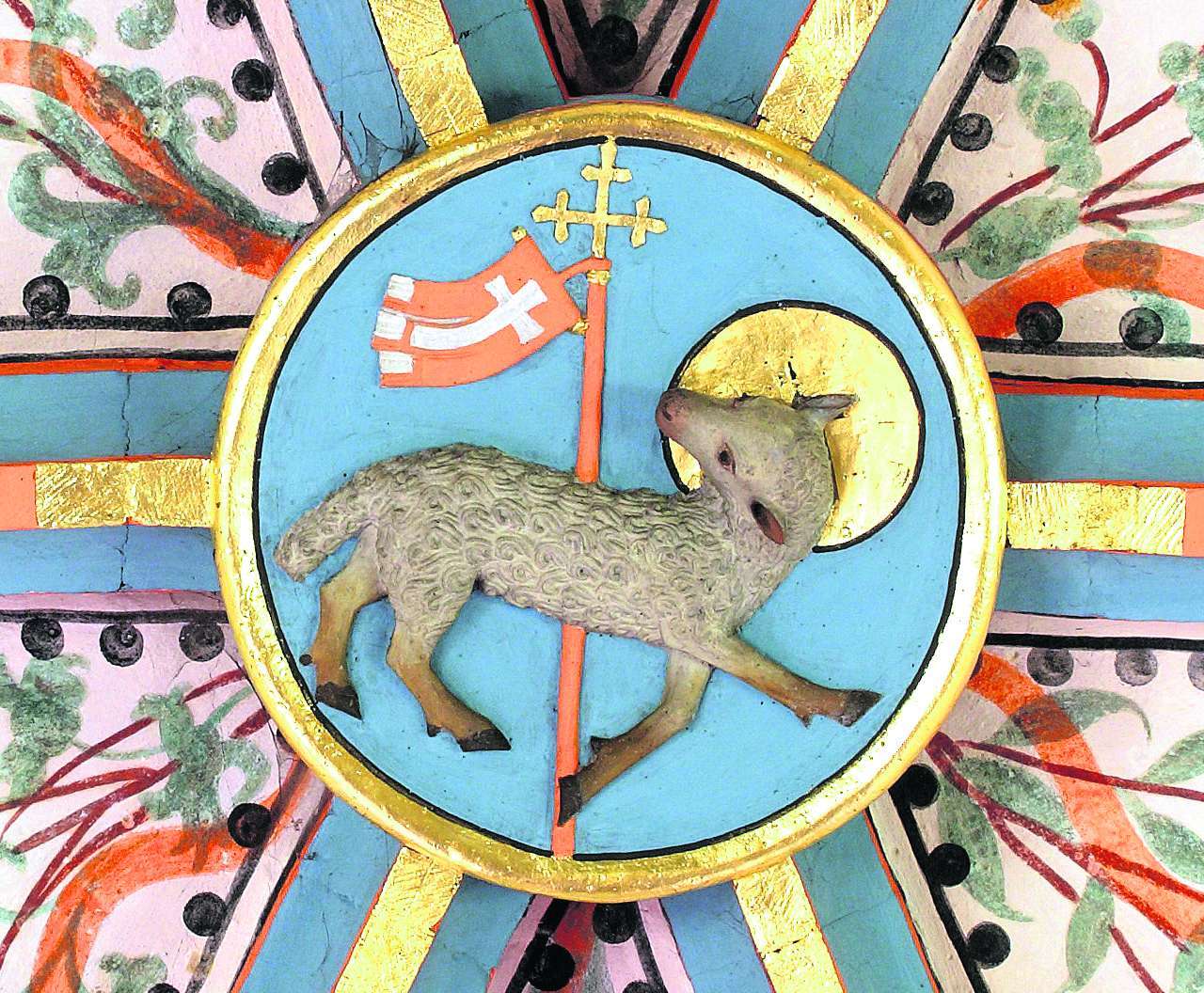 Der Schlussstein an der Decke der evangelischen Gertrudis-Kirche in Saalfeld Graba in Thüringen zeigt Christus als Siegeslamm, umgeben von floralen Verziehrungen. Als Osterlamm, gekennzeichnet mit der Siegesfahne, ist das Lamm ein Symbol für die Auferstehung Jesu Christi.