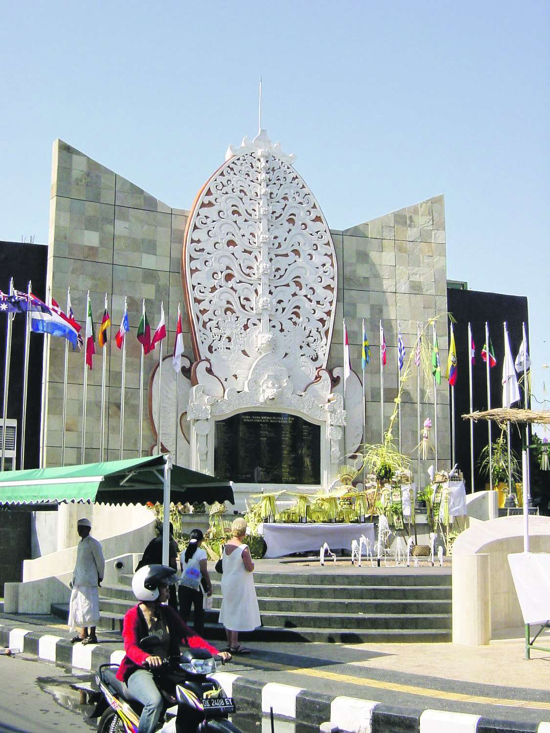In »Paddy’s Bar« in Kuta auf Bali explodierte am 12. Oktober 2002 eine elektronisch gezündete Bombe. Heute erinnert ein Denkmal an den Anschlag.