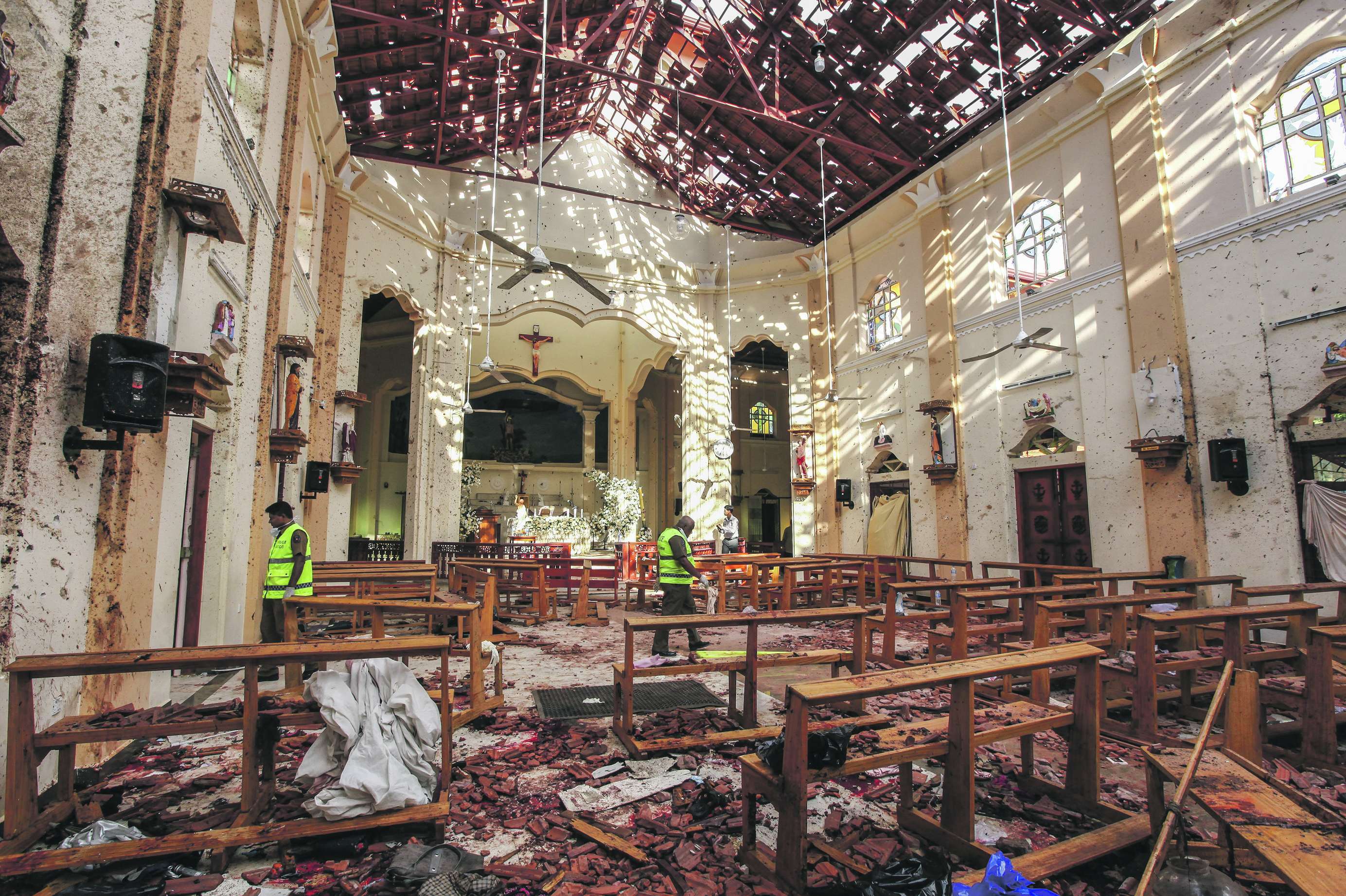 Trümmerhaufen: Wie auch andere Gotteshäuser war die St.-Sebastian-Kirche im Touristenort Negombo zum Ostergottesdienst gut gefüllt. Von den mehr als 1 000 Besuchern kamen mindestens 100 durch eine Bombenexplosion ums Leben. Das gesamte Dach der Kirche wurde weggesprengt.