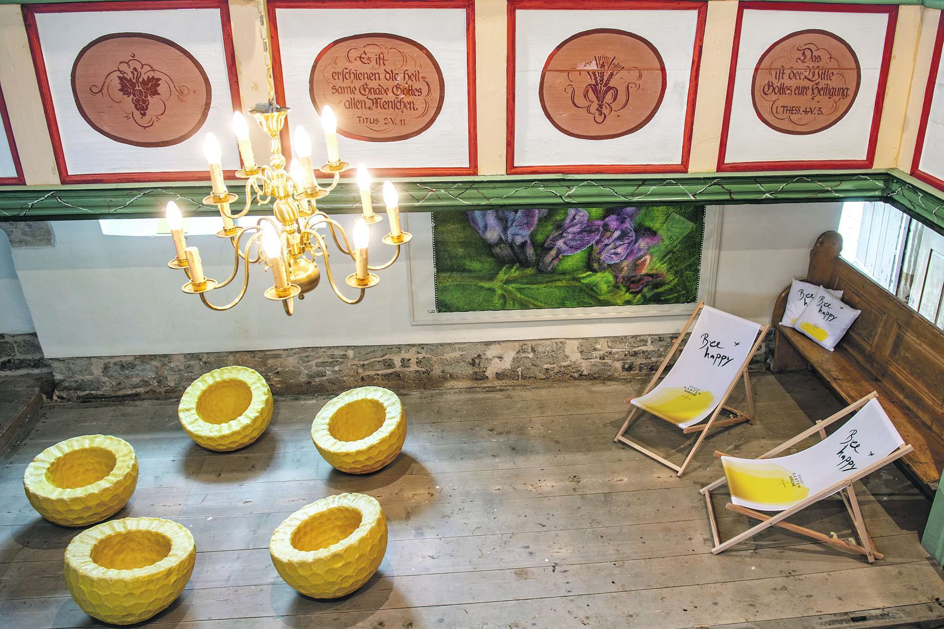 Bienen und Kirche: Für Jeanette Zippel (Foto unten) passt dies ausgezeichnet zusammen. Seit mehr als 30 Jahren beschäftigt sie sich mit den besonderen Insekten und schuf für die Kirche in Roldisleben viele Skulpturen, Bilder und Möglichkeiten des Innehaltens, wie diese Waben-Sessel.