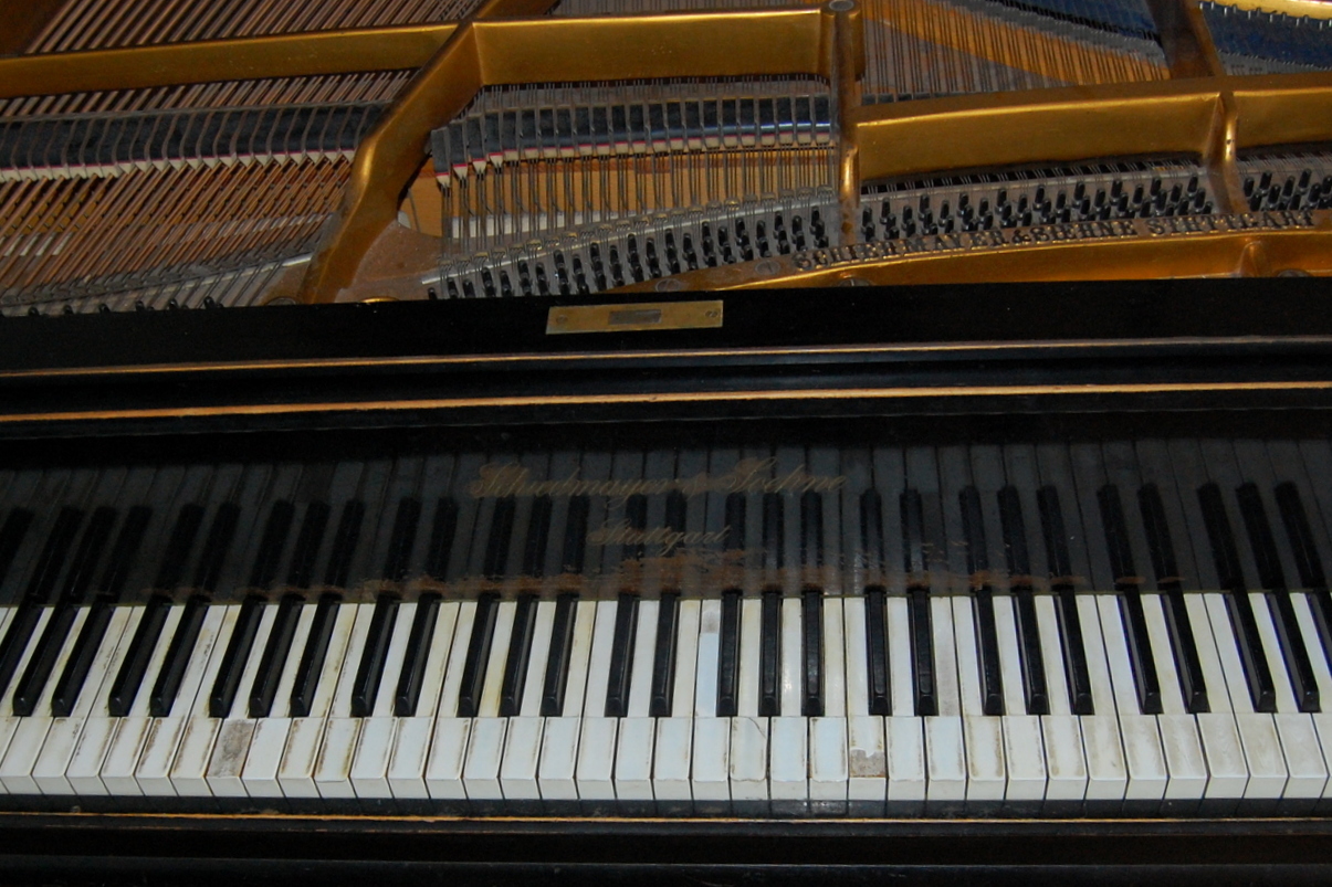 Das Klavier im Altendorfer Pfarrsaal in Nordhausen mit Zahnlücken.