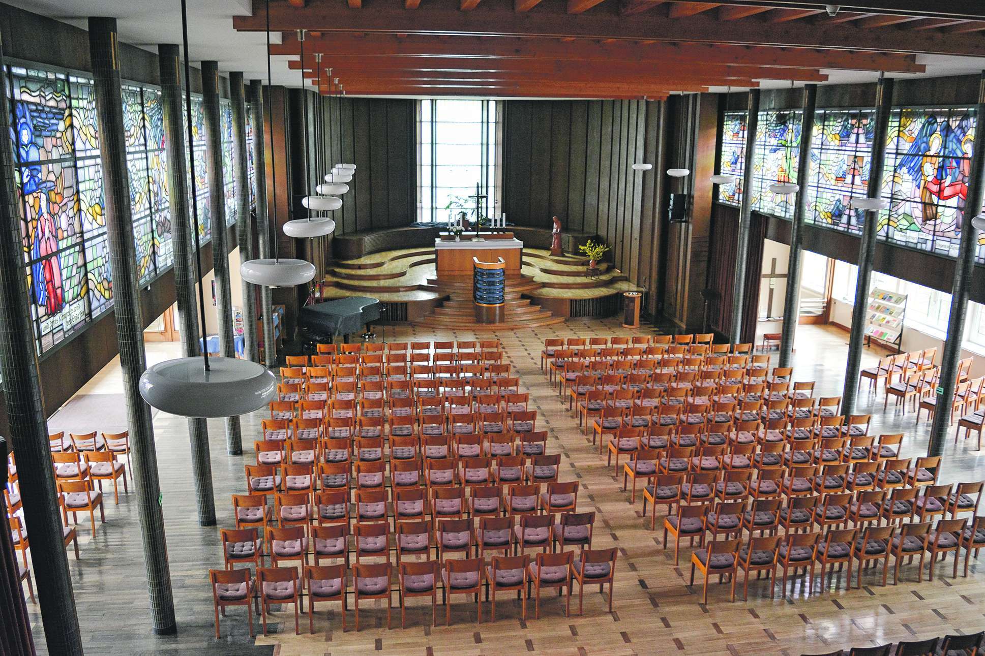 Glasfenster mit Engel-Motiven, die Elisabeth Coester gestaltete, schmücken den Kirchsaal des Diakonissen-Mutterhauses Neuvandsburg. Das Haus leitet seit 2011 Pastor Reinhard Holmer.
