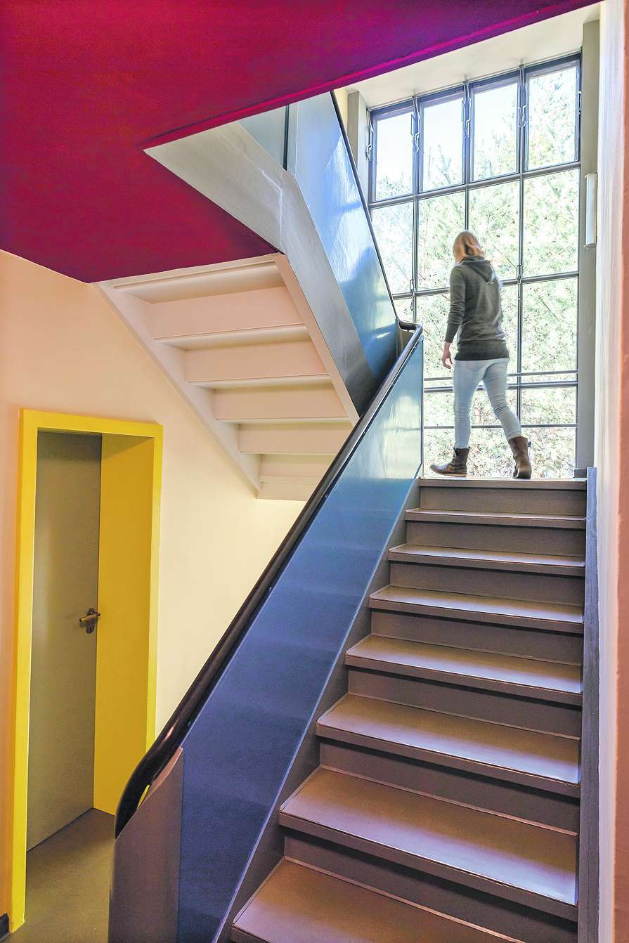 Farbenfroher Innenraum im Meisterhaus Paul Klee: Die klassischen Bauhaus-Farben gelb, rot und blau dominieren dieses Treppenhaus.