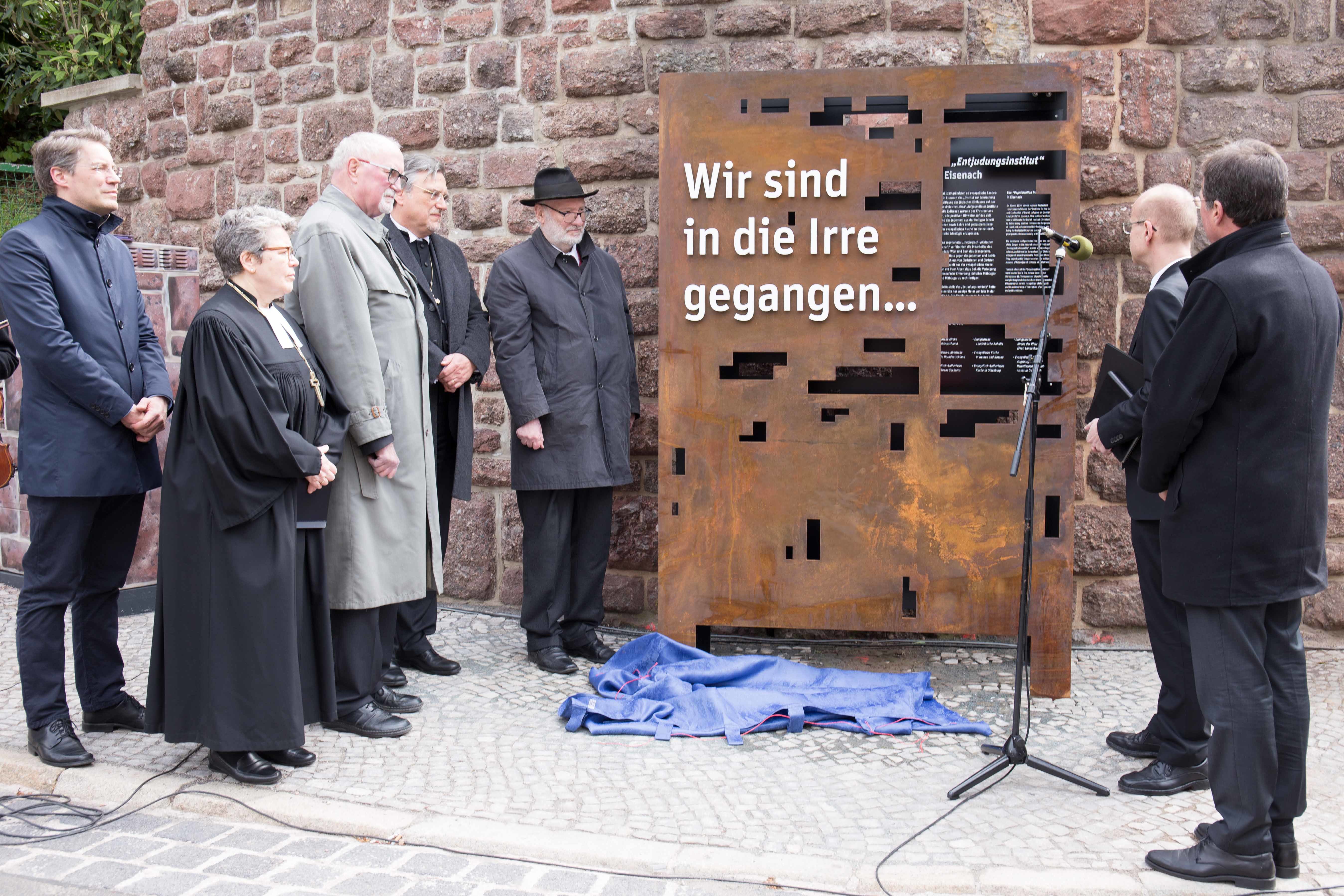 V.l.n.r. Initiator des Mahnmals und Kurator des Eisenacher Lutherhauses, Jochen Birkenmeier, EKM-Landesbischöfin Ilse Junkermann, Präses der Evangelischen Kirche in Hessen-Nassau, Ulrich Oelschläger, Kirchenpräsident der Landeskirche Anhalts, Joachim Liebig, Karl W. Schwarz, Vertreter der Evangelischen Kirche Augsburgischen und Helvetischen Bekenntnisses in Österreich, am Mikrofon der Dezernent für Theologische Grundsatzfragen der sächsischen Landeskirche , Thilo Daniel, sowie dahinter Propst Thomas Drope von der Nordkirche.