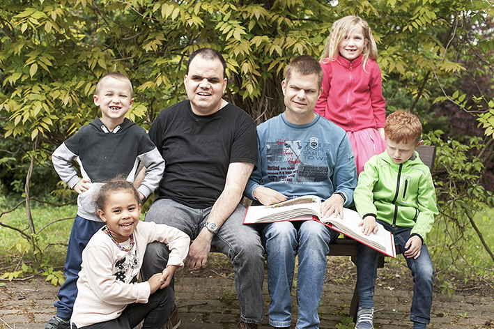 Maik Benschig (l.) und Niels Grobb nehmen Grundschüler mit auf das "Abenteuer Blindsein".