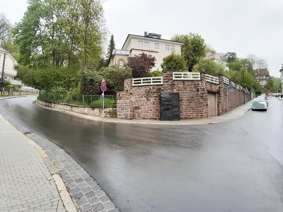 Die Kreuzung Bornstraße, Johann-Sebastian-Bach-Straße, Am Ofenstein in Eisenach, nahe des ehemaligen „Ent-judungsinstituts“