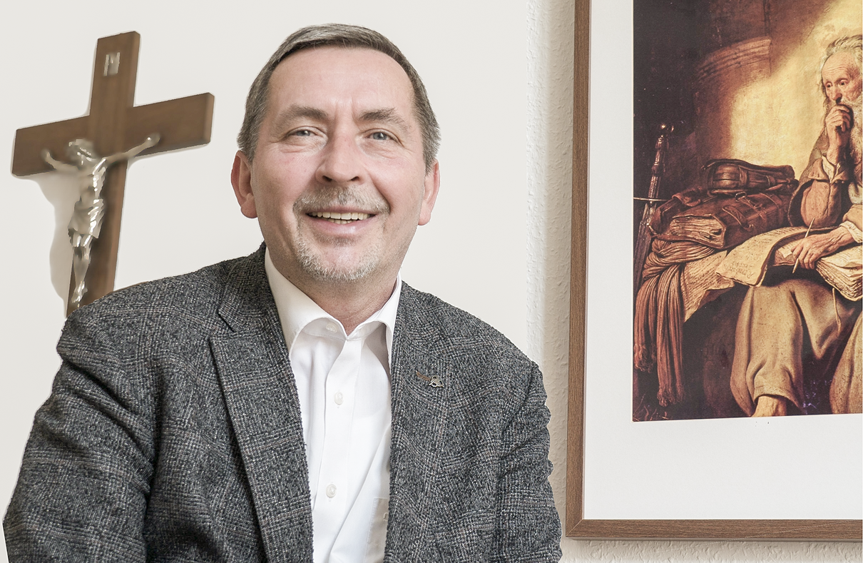 Mit gemischten Gefühlen: Die Synoden der Kirchenkreise Gera und Geiz hatten sich 2014 für eine Kooperation entschieden. Nun räumt Superintendent Andreas Görbert sein Amtszimmer in Gera.