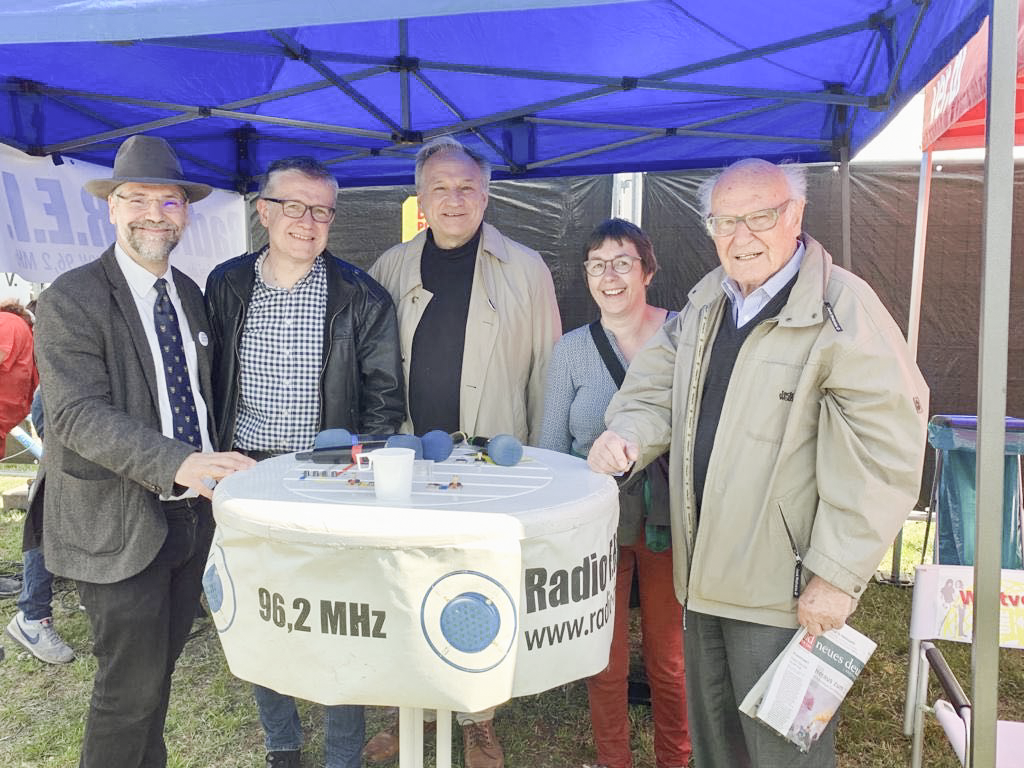 Engagiert: Kirchenvertreter beim „Fest der Vielen“ am 1. Mai in Erfurt. Auch der Jubilar und promovierte Theologe ließ es sich nicht nehmen, dabei zu sein und ein Zeichen für eine vielfältige und tolerante Gesellschaft zu setzen: (v. l.) Rüdiger Bender (Niemöller Stiftung), Sebastian Kranich (Ev. Akademie Neudietendorf), Martin Borowsky und Dorothea Greim (Kirchenkreis Erfurt) und Propst i. R. Heino Falcke.