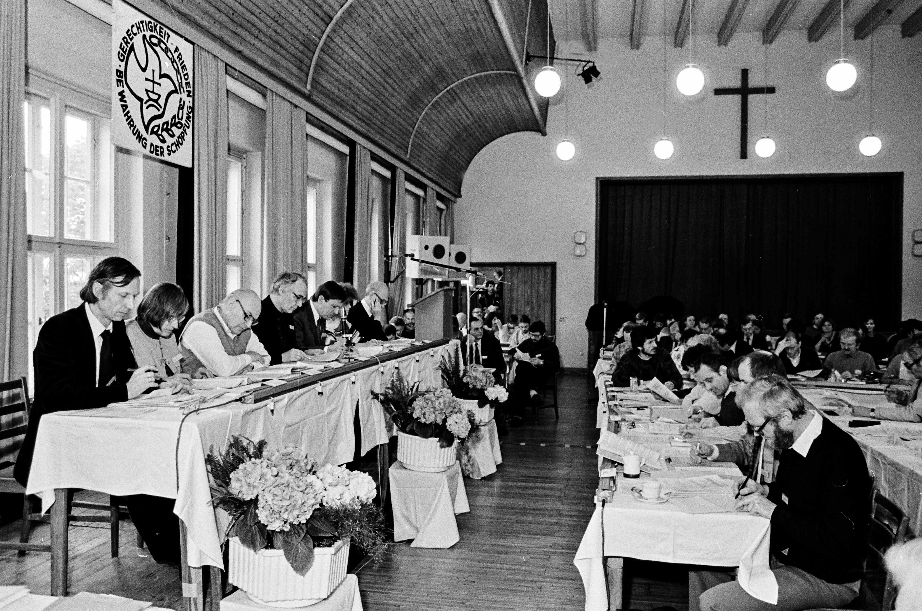 Ökumenische Versammlung für Gerechtigkeit Frieden und Bewahrung der Schöpfung 1989 im Gemeindehaus der Christuskirche in Dresden. Auf dem Podium (v. l.) Christof Ziemer, Elisabeth Adler, Propst Heino Falcke, Bischof Gottfried Forck (†).