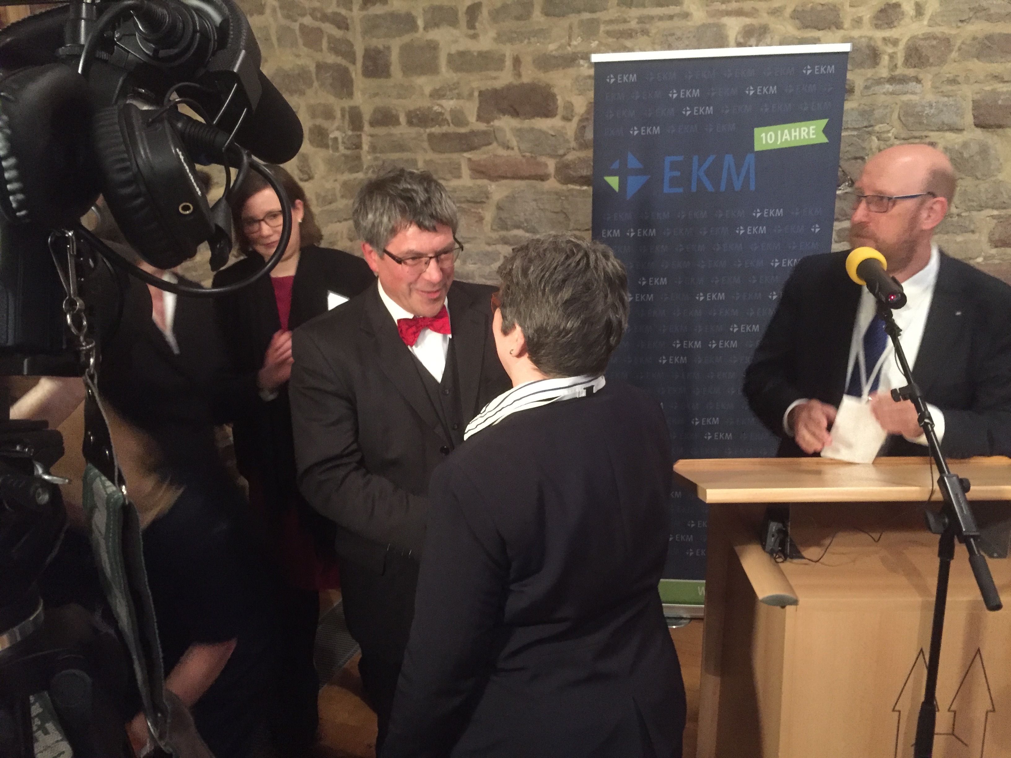 Landesbischöfin Ilse Junkermann gratuliert ihrem Nachfolger Friedrich Kramer.