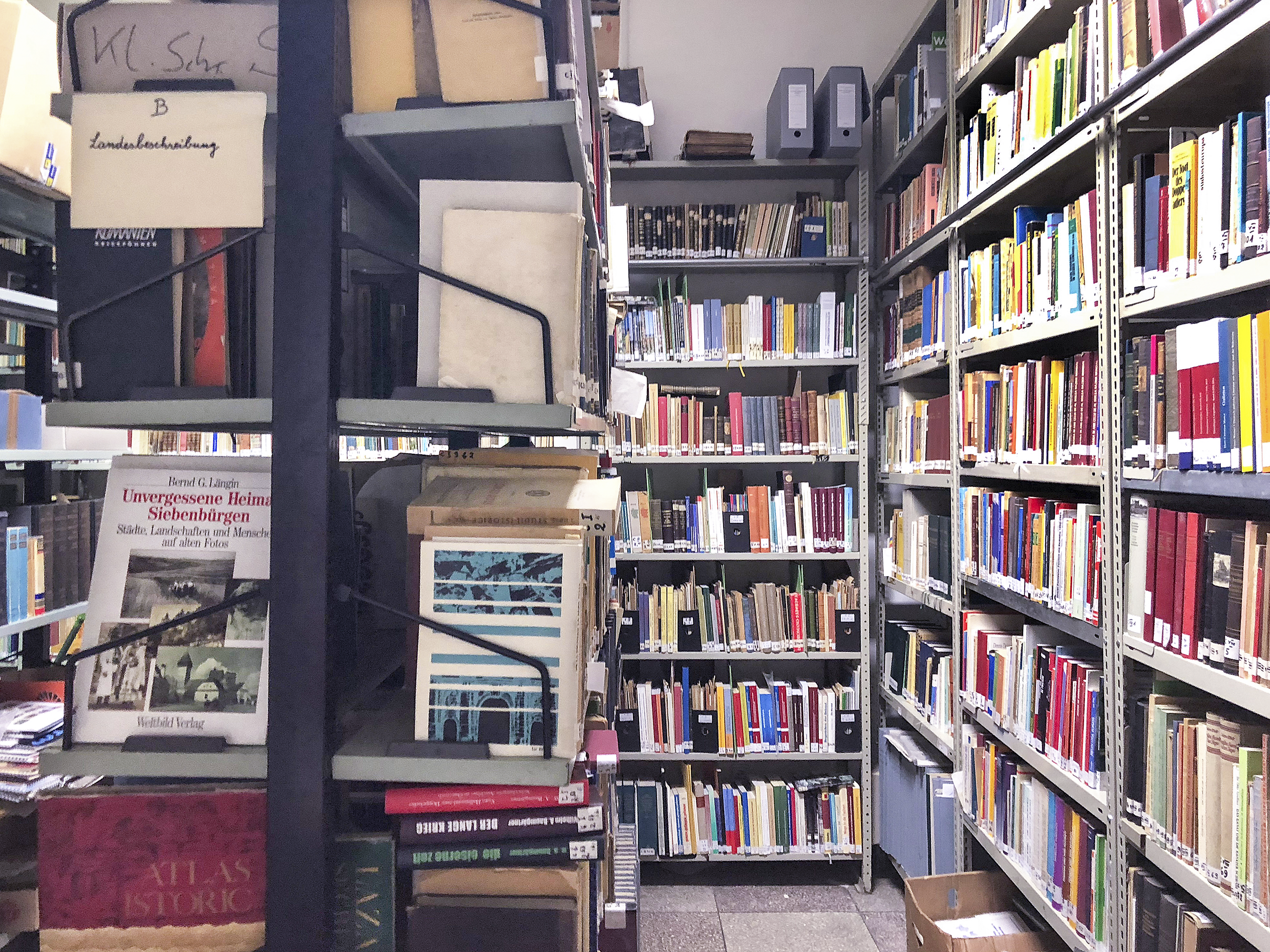 Zeugnisse vergangener Zeiten: Bücher sind nur ein Teil der Archivalien im Archiv des kirchlichen Begegnungs- und Kulturzentrums Teutsch-Haus in der Altstadt von Hermannstadt, Siebenbürgen.