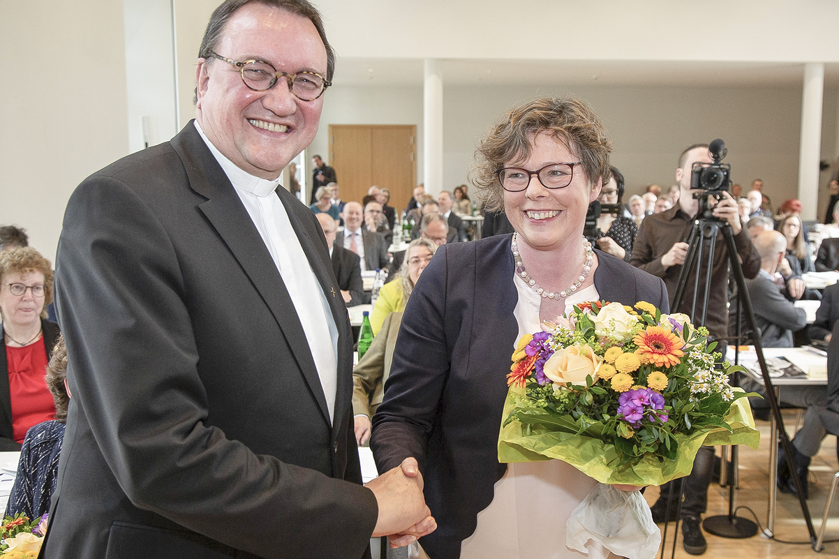 Bischof Martin Hein (l.) gratuliert seiner Nachfolgerin Beate Hofmann.