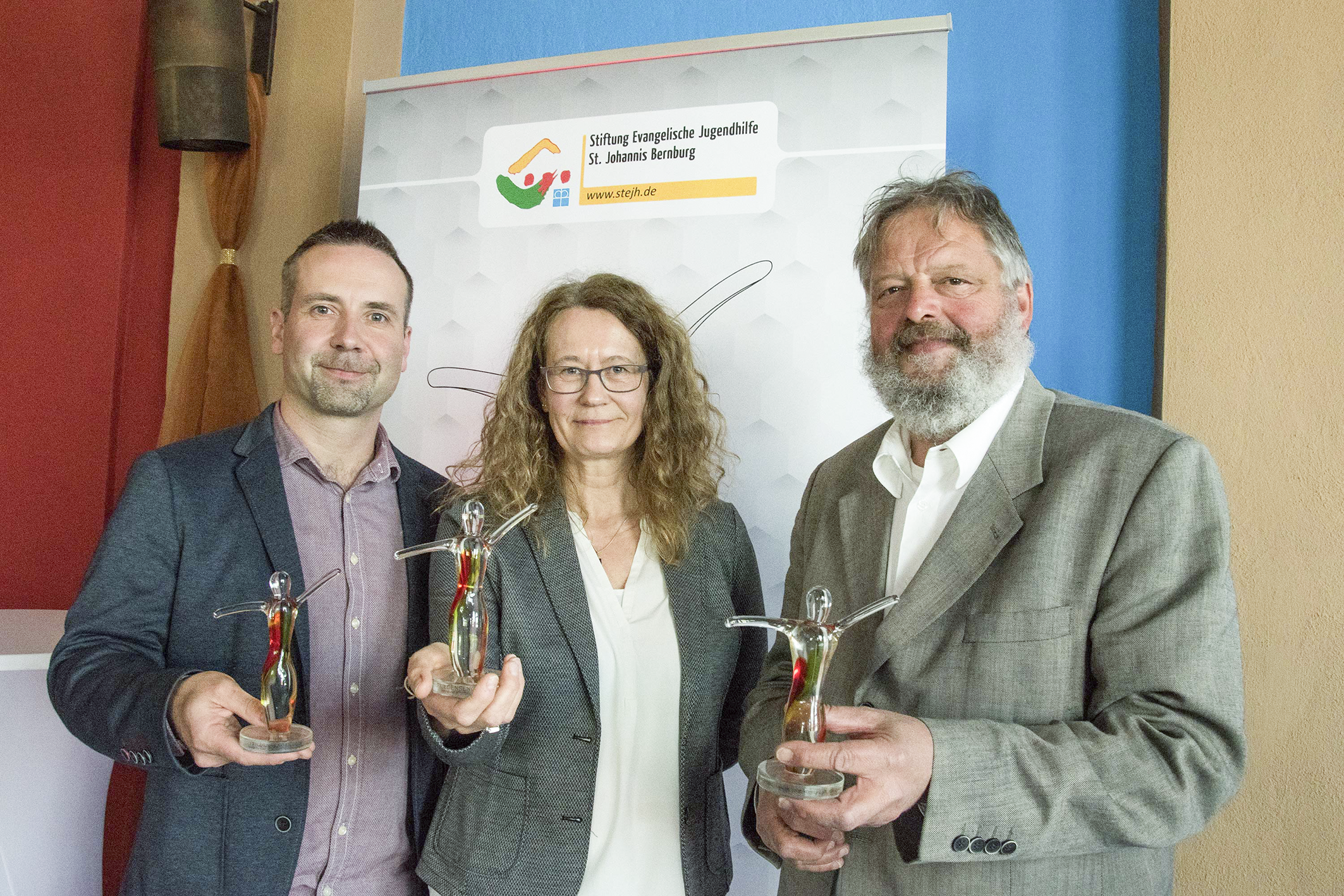 „Friedensengel“ sind (v. l.) der Zahnarzt Dr. Thomas Baum, Silvia Zöller, Geschäftsführerin des Vereins „Wir helfen“, und Michael Marquardt aus Magdeburg.
