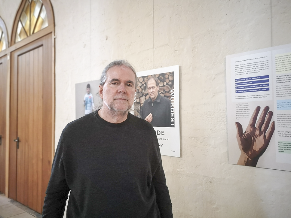 Zuhörer und Chronist: Der Künstler Jörg Amonat sprach mit Jenaern über ihre Vorstellung von Würde. Das Ergebnis ist derzeit in der Stadtkirche zu sehen.
