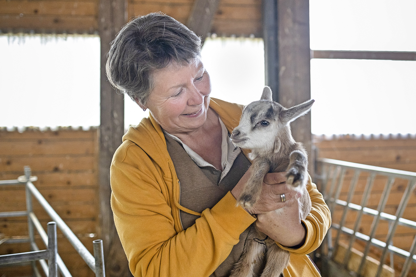 Streicheltherapie: Die Beschäftigung mit den Tieren auf dem klösterlichen Bauernhof gebe den Gästen viel, sagt Ulrike Köhler, Leiterin der Seelsorgearbeit in Volkenroda.