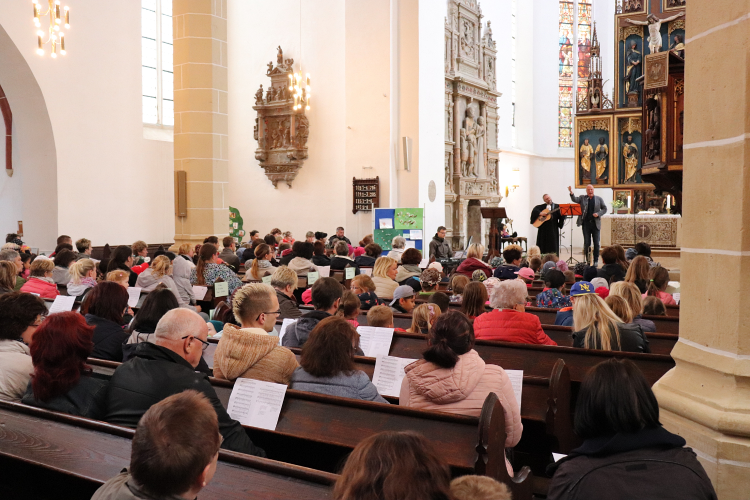 Die Delitzscher Stadtkirche St. Peter & Paul war zur Vernissage der "Kleinen Kirchenkünstler" gut gefüllt.