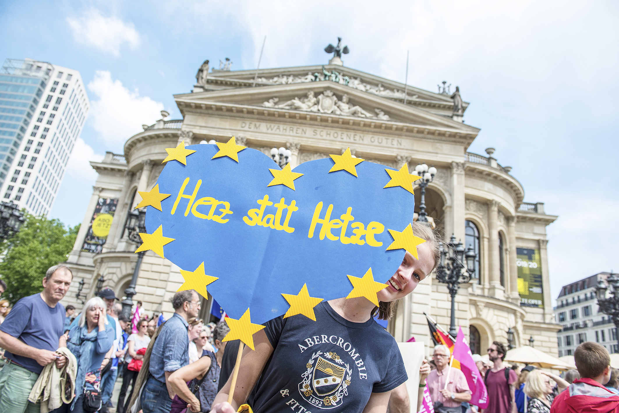 Tausende haben am vergangenen Sonntag wie hier in Frankfurt am Main für ein Europa und gegen Nationalismus demonstriert. Nach Veranstalterangaben gingen in 42 europäischen Städten Menschen auf die Straße.