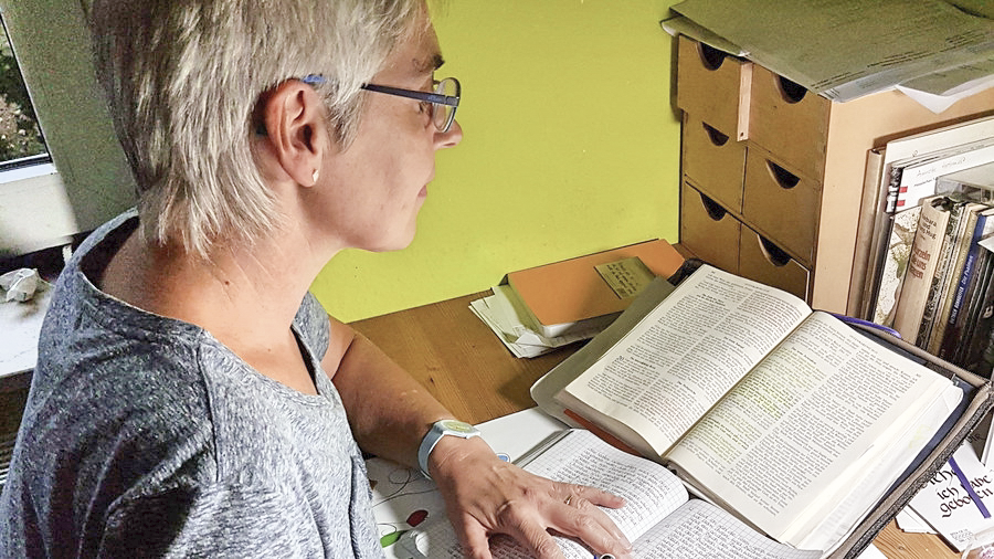 Konzentrierte Entspannung: Die pharmazeutisch-technische Assistentin Annette Hesmert fand beim Schreiben Ruhe und Halt.