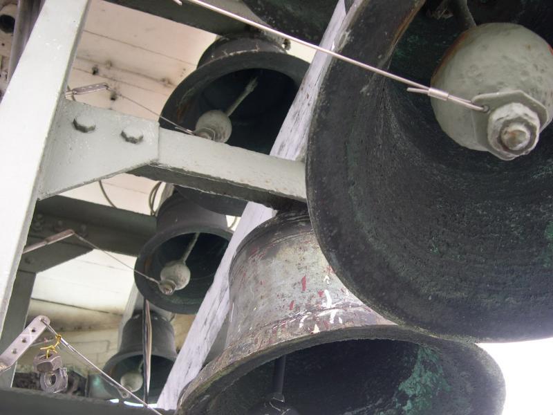 Glockenspiel: Die 23 Bronzeglocken enthalten unter anderen folgende Inschriften: »Ein Volk«, »Ein Reich«, »Ein Führer«, »Im Jahr 1938, als unter Adolf Hitlers Führung Österreich die Ostmark Großdeutschlands wurde und Sudetenland heimkehrte ins Reich, gegossen von Franz Schilling Söhne, Apolda«, sowie ein Hitler-Zitat.