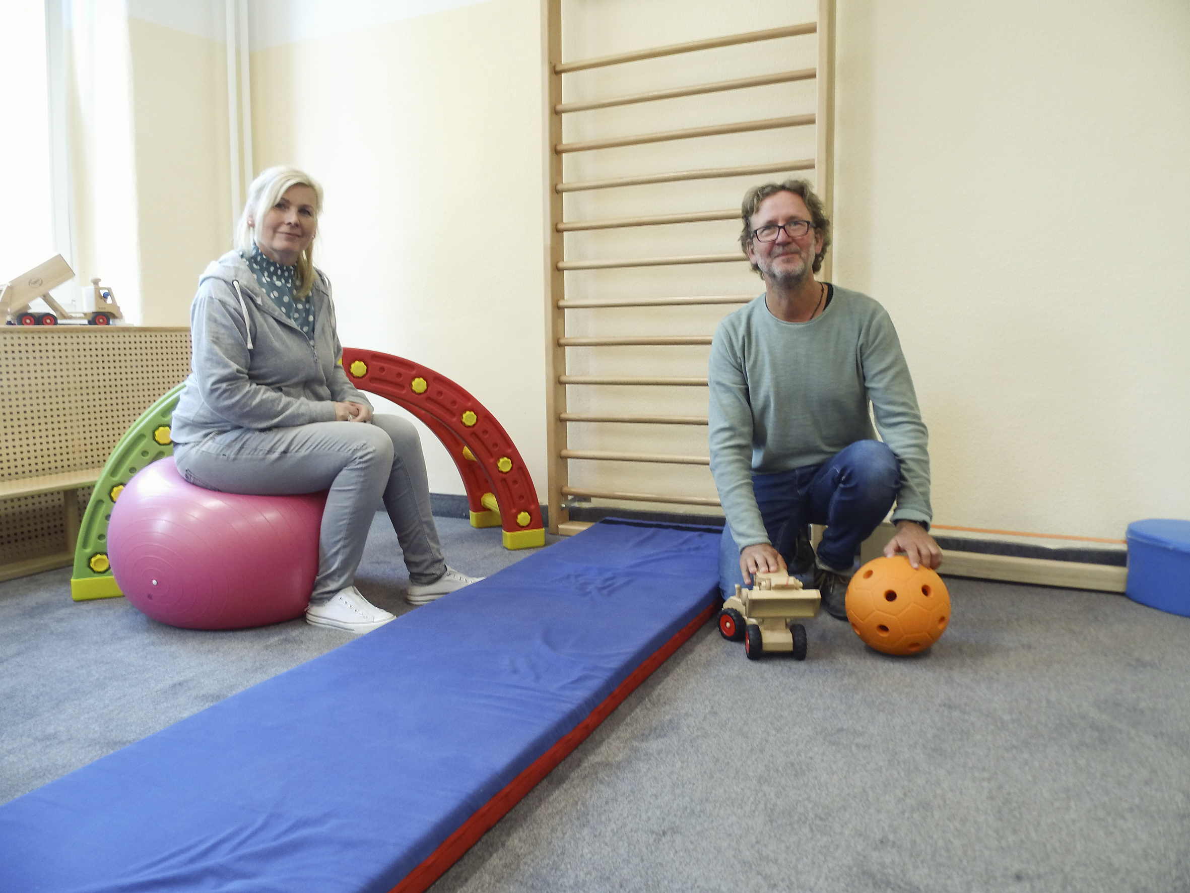 Praxis: Im Turnraum der Frühförderstelle unterstützen Evelyn Kühnel und Haiko Wittkamp Kinder mit Entwicklungsverzögerungen.