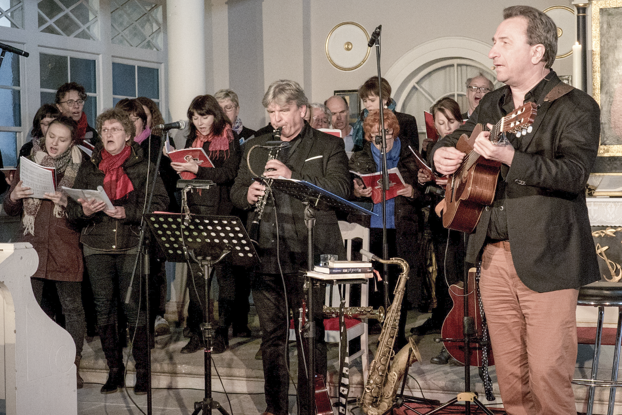 Auftakt: Der Liedermacher und Theologe Clemens Bittlinger (r.) eröffnete mit seiner Band und dem Gospelchor Rüdersdorf-Kraftsdorf den Musiksommer 2019.