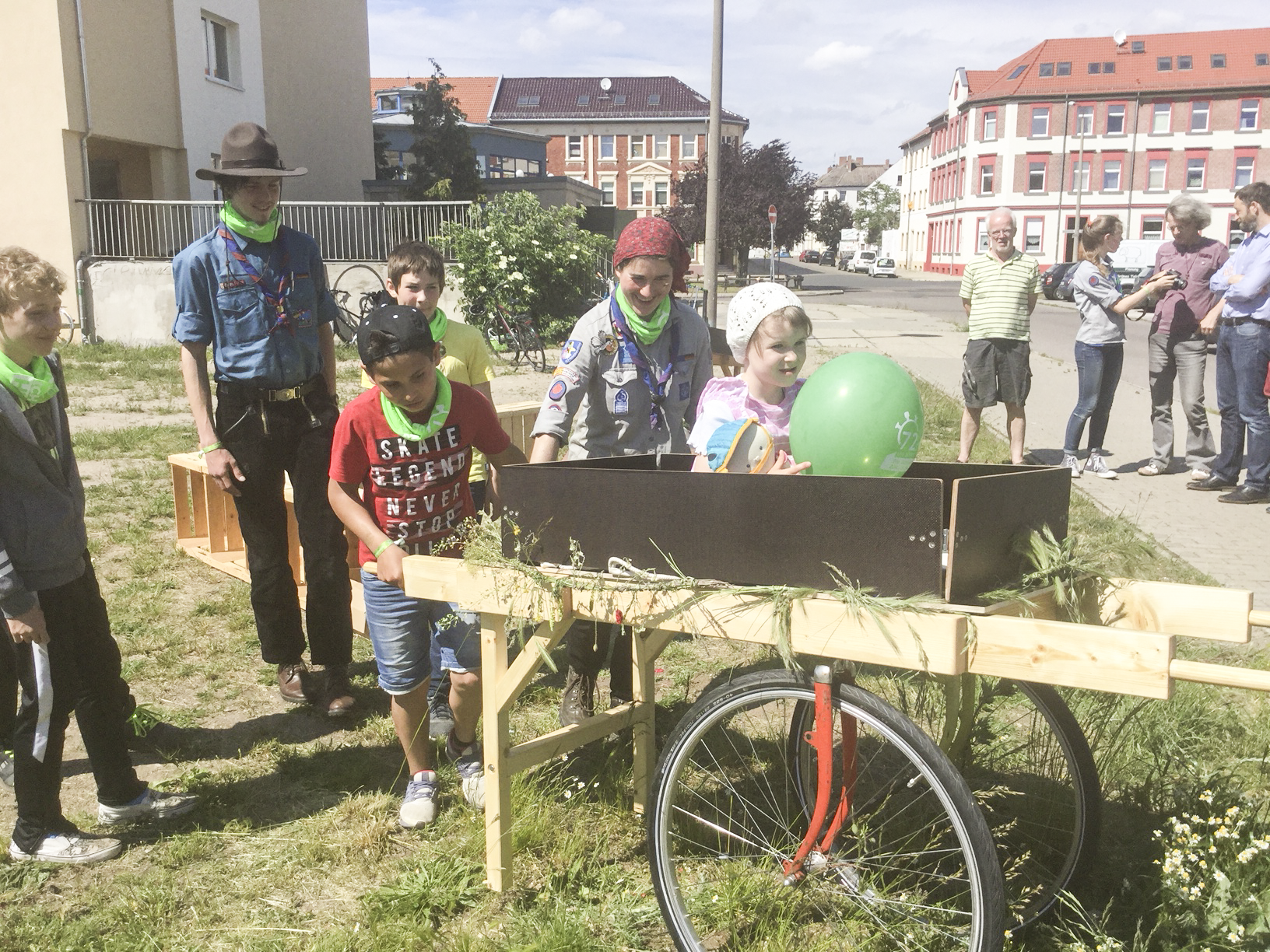Aus alt mach neu: Die Dessauer Pfadfinder mit dem fertigen "Wildniswagen" auf einer städtischen Brachfläche