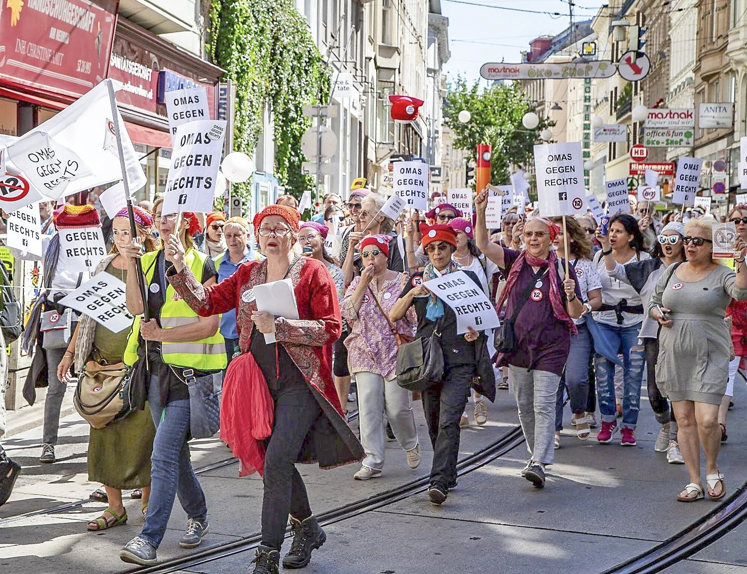 Eine feste Größe auf Demos: In fast 50 deutschen Städten sind die «Omas gegen rechts» aktiv. Die Idee zu der Initiative hatten vor zwei Jahren Frauen über 60 in Wien.