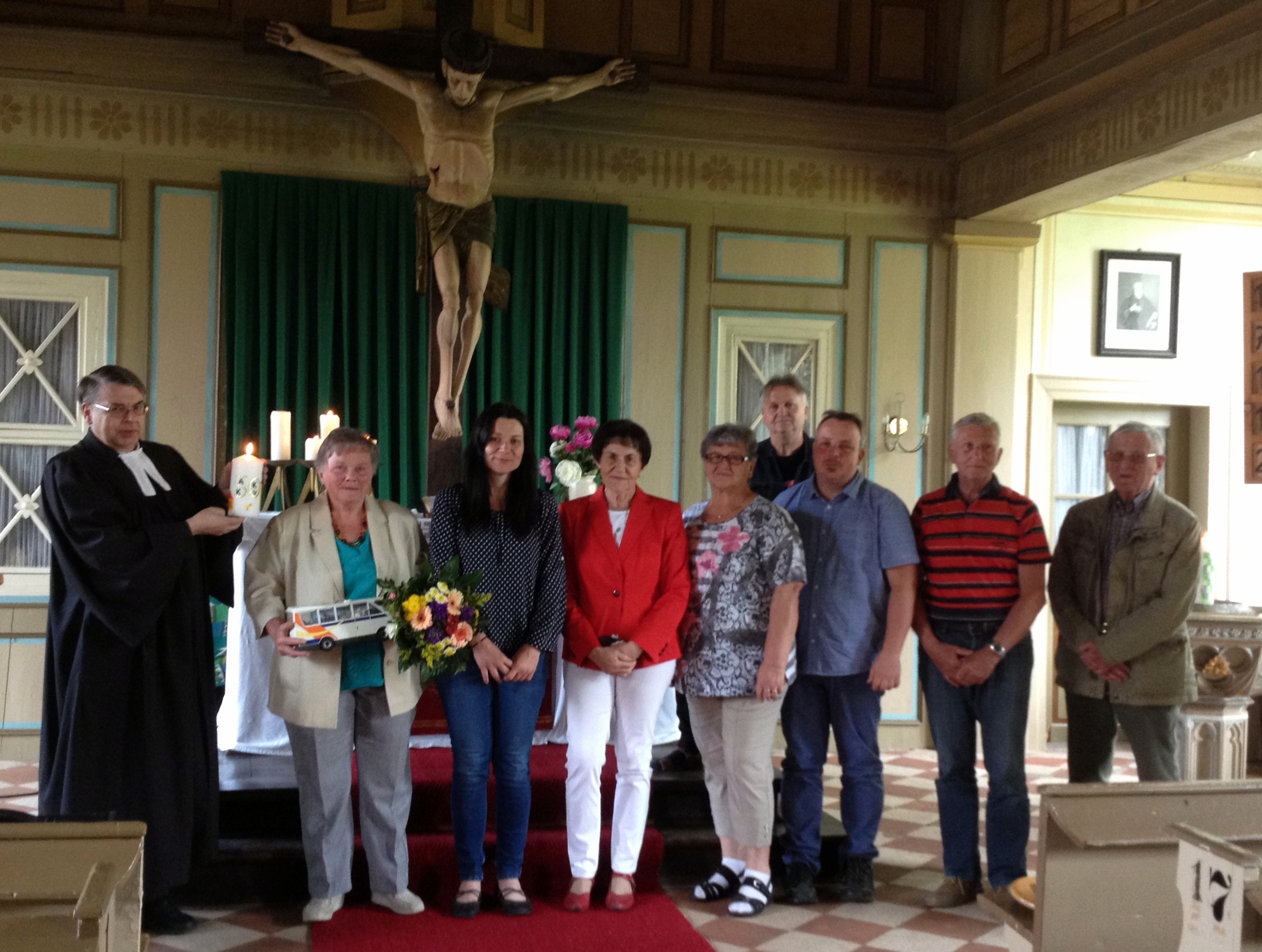 Die Urbacher und ihr Pfarrer haben sich herzlich bei Adelheid Koch für 50 Jahre ehrenamtliche Mitarbeit im Kirchenvorstand bedankt.