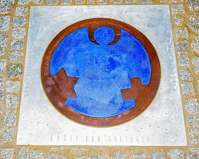 Die dauerhafte Bodenintarsie vor dem Krankenhaus | Foto:  Krankenhaus St. Elisabeth und St. Barbara / Christian Schimpf