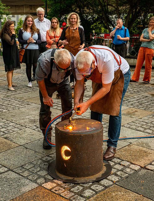 Ausbrennen einer neuen Intarsie für die nächste Stadt, die der „Engel der Kulturen“ besucht. | Foto: Krankenhaus St. Elisabeth und St. Barbara / Christian Schimpf