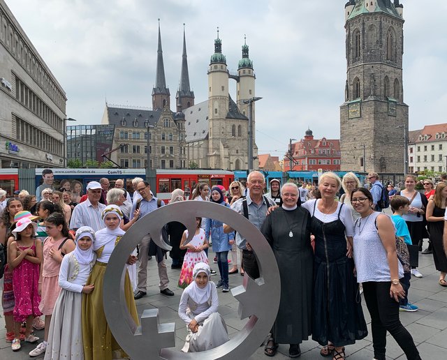 Der Engel der Kulturen rollt durch Halle.  | Foto: Krankenhaus St. Elisabeth und St. Barbara / Jan-Stephan Schweda