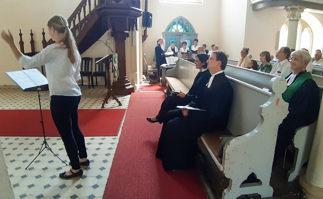 Posaunenchor und Kirchenchor werden gleichzeitig dirigiert | Foto: Jörg Bachmann