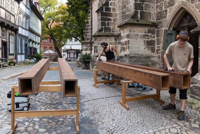 Vor der Kirche werden die Holzpfeifen gereinigt.  | Foto: Foto Wolfgang Fuchs