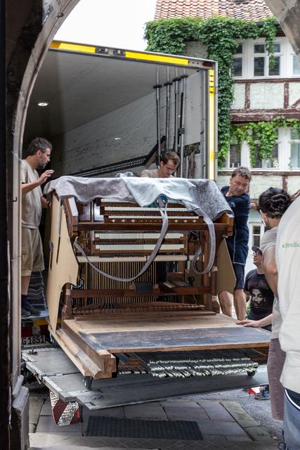 Abladen des aus Dresden zurück gekehrten Spieltisches.  | Foto: Foto Wolfgang Fuchs