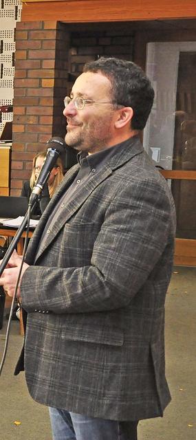 Pfarrer Albrecht Lindemann aus Zerbst, Vorsitzender des  Verfassungs- und Rechtsausschusses der Synode stellte die geplanten Änderungen beim Umgang mit Pfarrhäusern vor. | Foto: Johannes Killyen / Landeskirche Anhalts