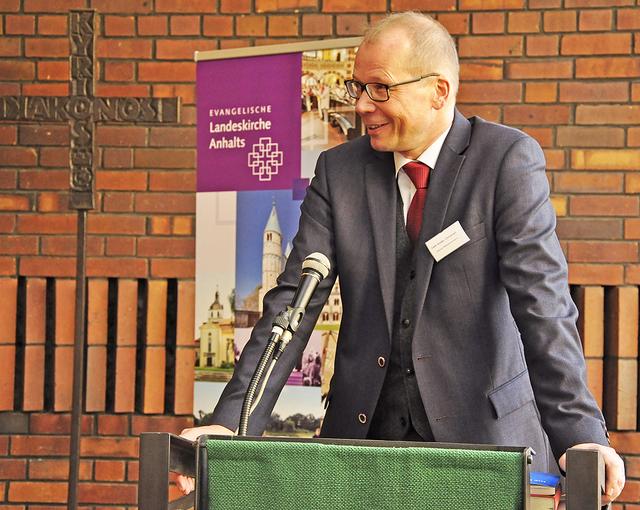 Oberkirchenrat Christoph Stolte, Vorstandsvorsitzender der Diakonie Mitteldeutschland, bei seinem Grußwort vor der Anhaltischen Landessynode in Dessau. | Foto: Johannes Killyen / Landeskirche Anhalts