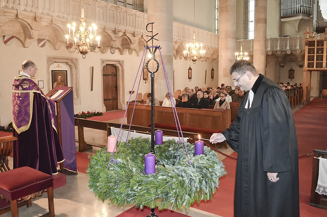 Das erste Lichtlein brennt: Der Leiter der evangelischen Militärseelsorge in Österreich, Karl-Reinhart Trauner, zur traditionellen Adventskranzweihe an der Theresianischen Militärakademie in der Wiener Neustadt. | Foto: Foto: Serge Claus