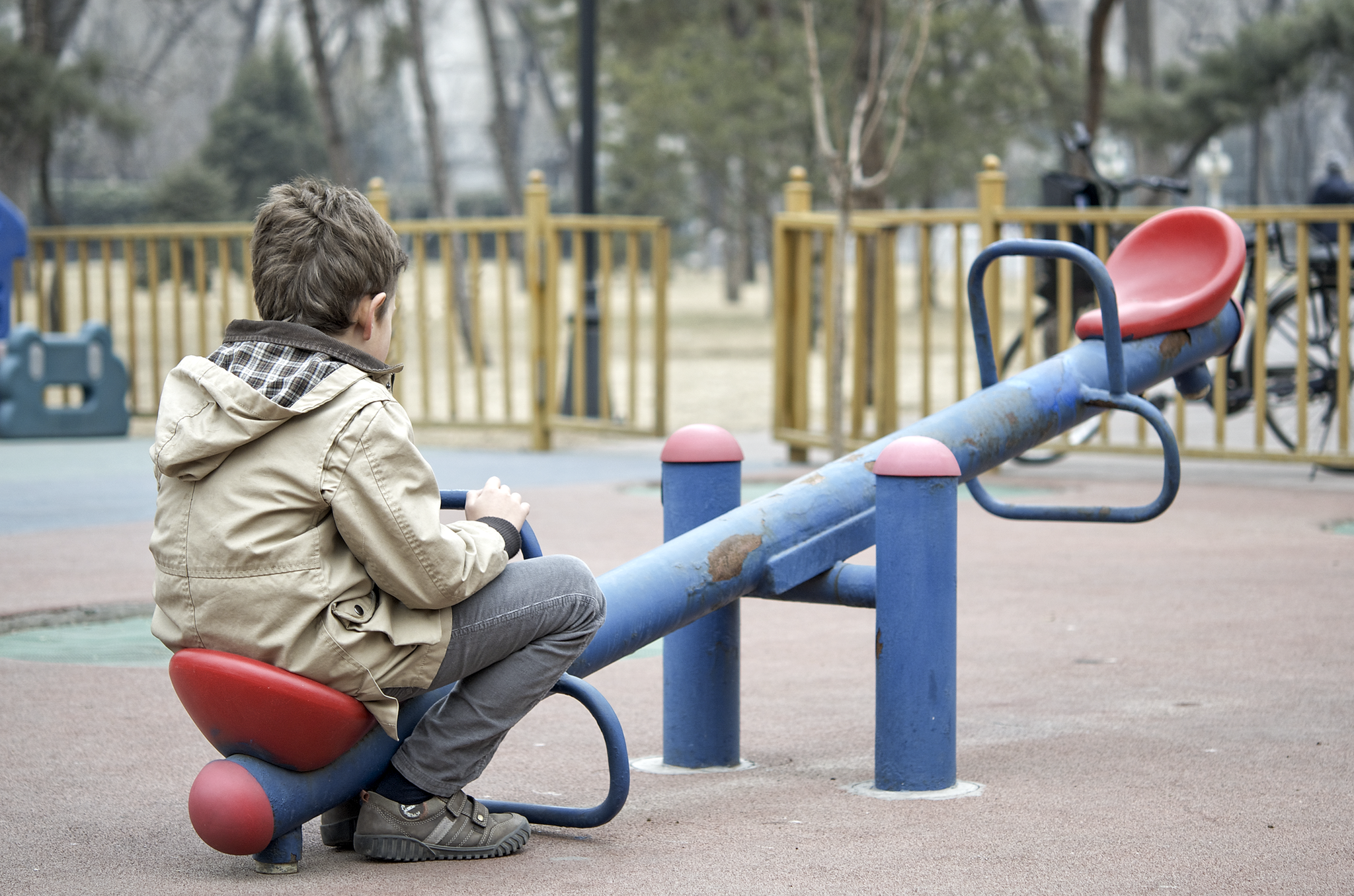 ребенок ни с кем не дружит. конфликт детей в школе. я и сверстники. ребенок со сверстниками. грустные дети на детской площадке.