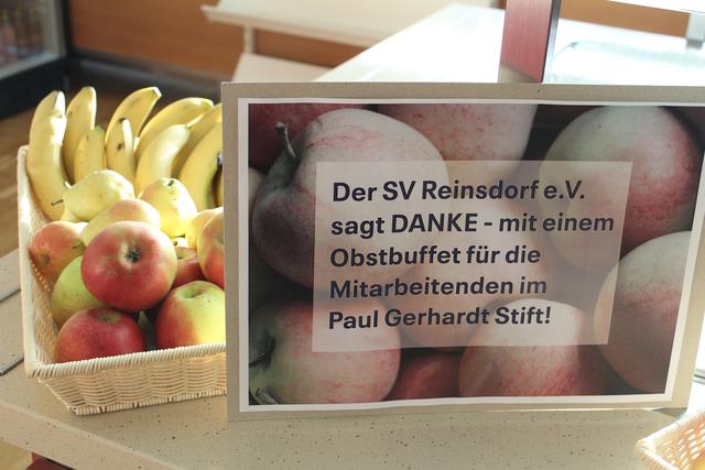 Mit einem Obstbuffet bedanken sich die Fußballer vom SV Reinsdorf bei den Mitarbeitern des Paul Gerhardt Stifts in Wittenberg.