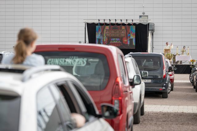 Der Segen aus der Ferne: Pfarrer Christoph Knoll hielt die Liturgie. | Foto: Paul-Philipp Braun 