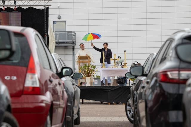 Auch ein kurzer Schauer tat dem Gottesdienst keinen Abbruch. | Foto: Paul-Philipp Braun 