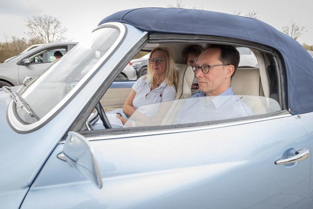 Auch viele Familien erlebten den Autogottesdienst. | Foto: Paul-Philipp Braun 