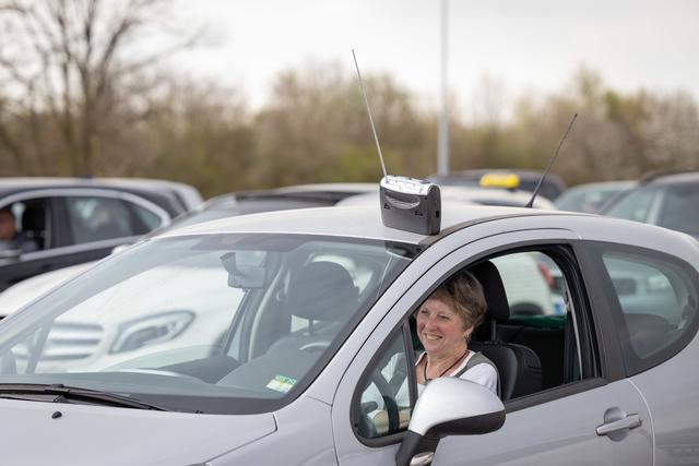 Über Ultrakurzwelle konnten die Teinehmenden den Gottesdienst in ihren Autoradios verfolgen. | Foto: Paul-Philipp Braun 
