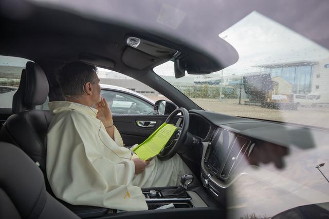 Der Blick aus dem Fenster: Pfarrer Christoph Knoll. | Foto: Paul-Philipp Braun 