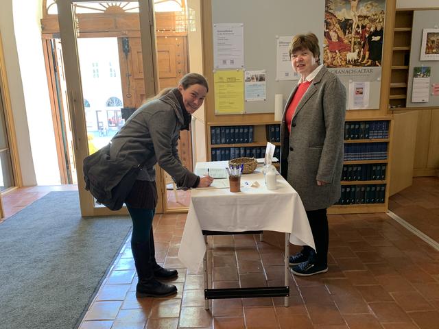 Endlich wieder Gottesdienst. Die Einschränkungen und Vorschriften nehmen die Besucher gern in kauf.  | Foto: Willi Wild 