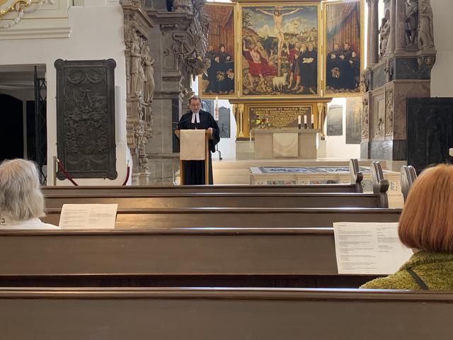 Der erste Gottesdienst war mit acht Besuchern noch sehr übersichtlich.  | Foto: Willi Wild 